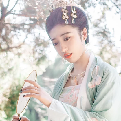 夏日荷塘帶團(tuán)扇少女頭像，唯美古風(fēng)真人頭像