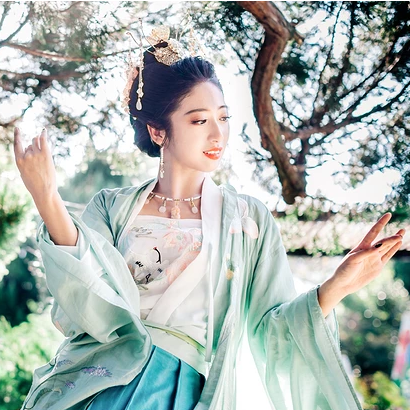 夏日荷塘帶團(tuán)扇少女頭像，唯美古風(fēng)真人頭像