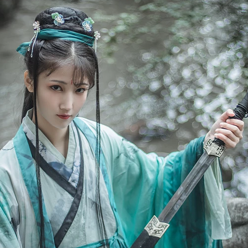 青玉流帶劍少女頭像，唯美古風(fēng)真人頭像