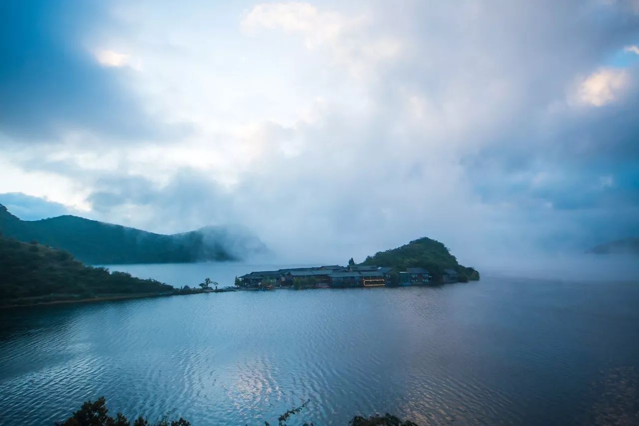 瀘沽湖·野火集，時光匆忙別錯過年輕的瘋狂