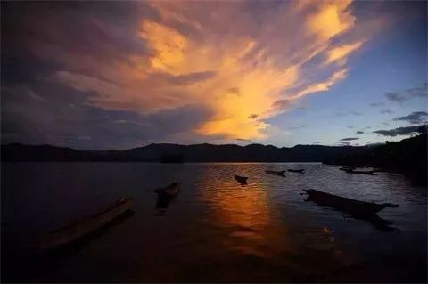 瀘沽湖·野火集，時光匆忙別錯過年輕的瘋狂