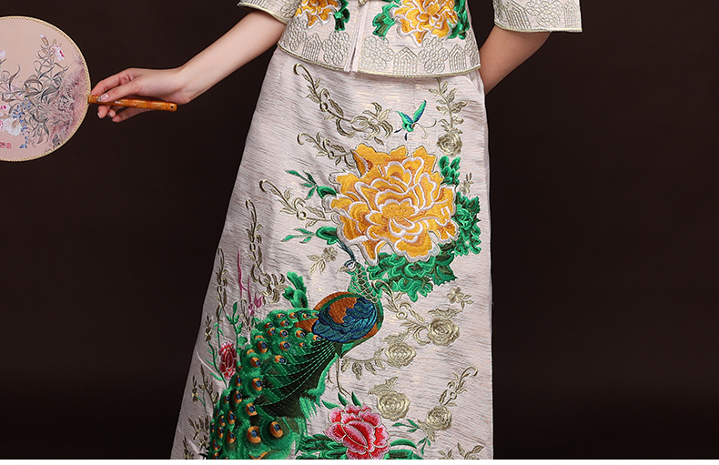 福連文苑孔雀牡丹秀禾服，米白色新娘中式禮服