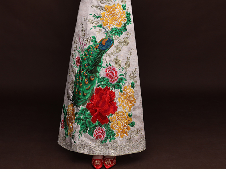 福連文苑孔雀牡丹秀禾服，米白色新娘中式禮服