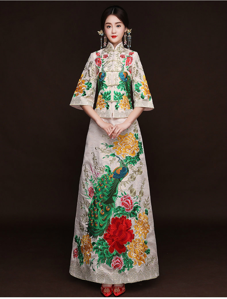 福連文苑孔雀牡丹秀禾服，米白色新娘中式禮服