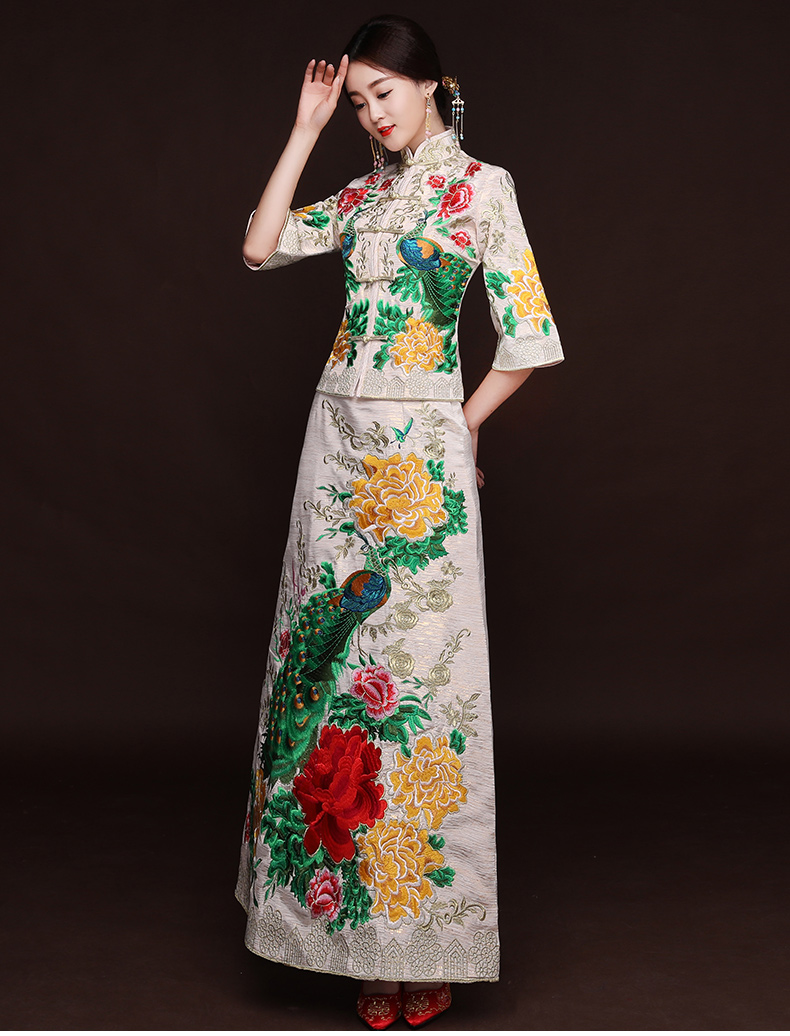 福連文苑孔雀牡丹秀禾服，米白色新娘中式禮服