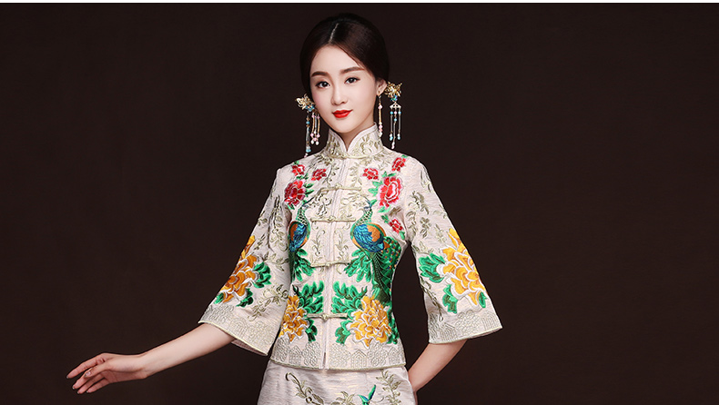 福連文苑孔雀牡丹秀禾服，米白色新娘中式禮服