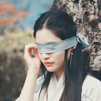 蒙眼帶團(tuán)扇女子頭像，唯美古風(fēng)真人頭像