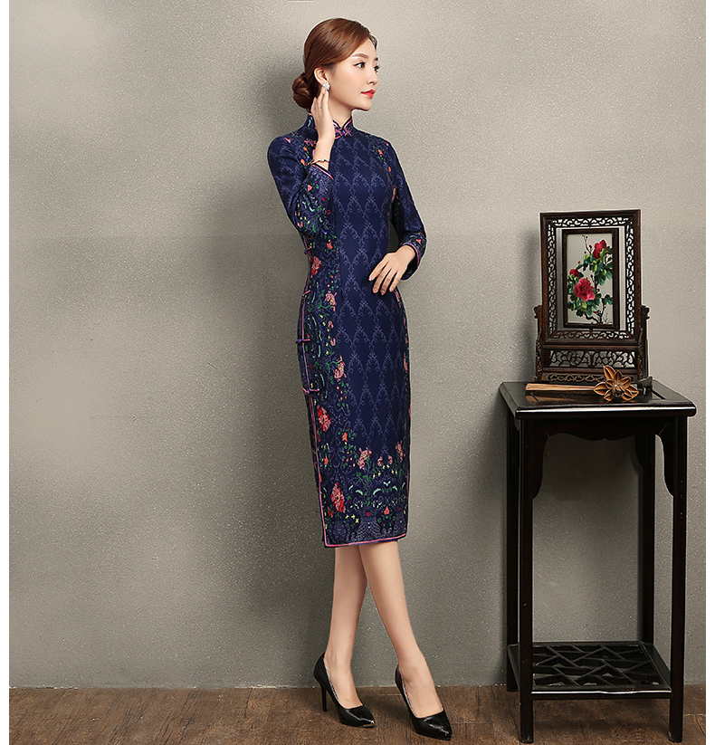 立領(lǐng)圓襟花扣旗袍，印花修身旗袍裙