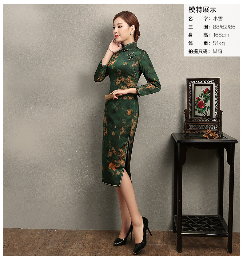 立領(lǐng)斜襟一字扣旗袍，印花修身旗袍裙