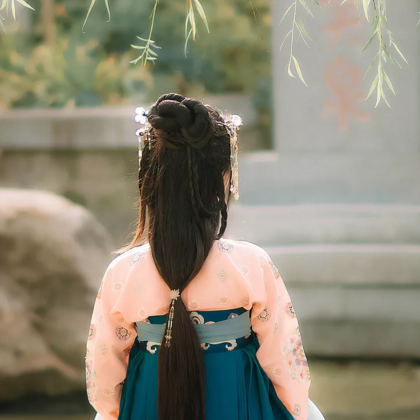 柳葉下放風(fēng)箏女生頭像，唯美古風(fēng)真人頭像