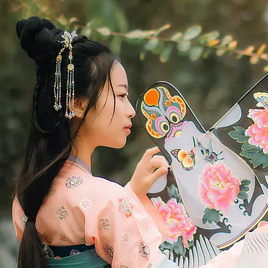 柳葉下放風(fēng)箏女生頭像，唯美古風(fēng)真人頭像