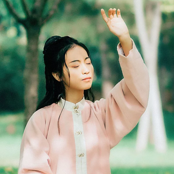 落葉飄粉衣女生頭像，唯美古風真人頭像