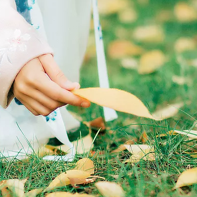 落葉飄粉衣女生頭像，唯美古風真人頭像