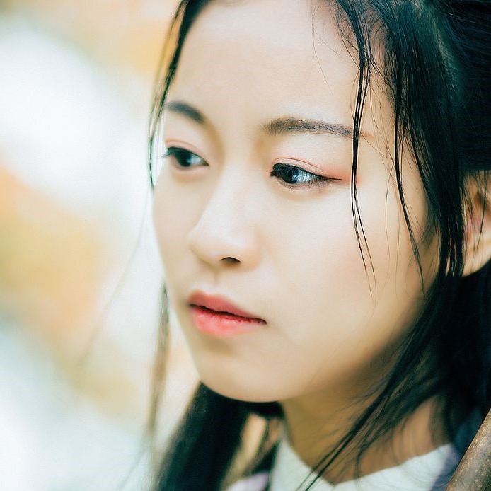 落葉飄粉衣女生頭像，唯美古風真人頭像