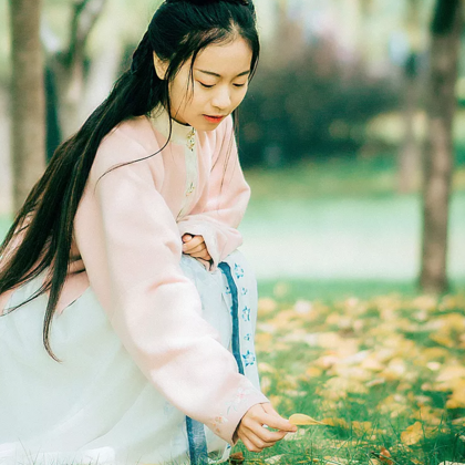落葉飄粉衣女生頭像，唯美古風真人頭像