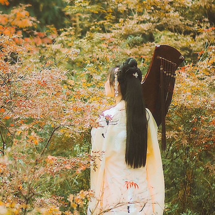 楓葉彈琴帶折扇女生頭像，唯美古風(fēng)真人頭像