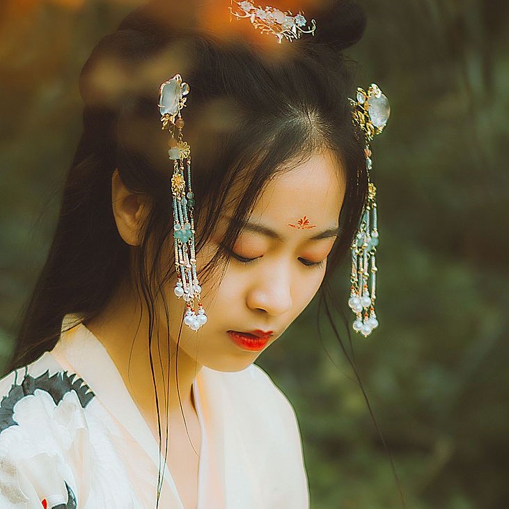 楓葉彈琴帶折扇女生頭像，唯美古風(fēng)真人頭像