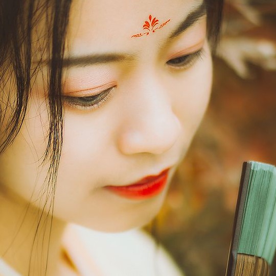 楓葉彈琴帶折扇女生頭像，唯美古風(fēng)真人頭像