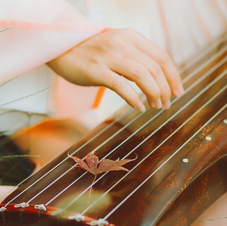 楓葉彈琴帶折扇女生頭像，唯美古風(fēng)真人頭像