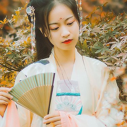 楓葉彈琴帶折扇女生頭像，唯美古風(fēng)真人頭像
