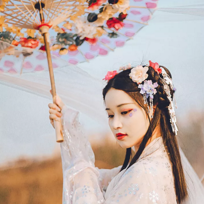 嬌艷帶傘女生頭像，唯美古風真人頭像