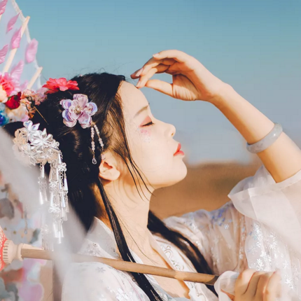 嬌艷帶傘女生頭像，唯美古風真人頭像