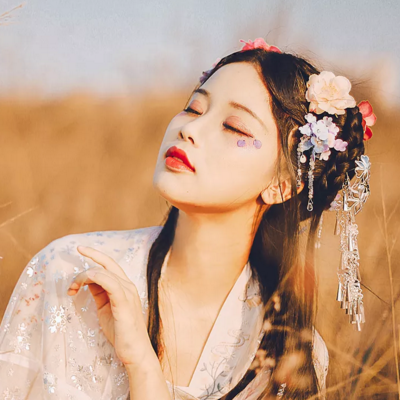 嬌艷帶傘女生頭像，唯美古風真人頭像