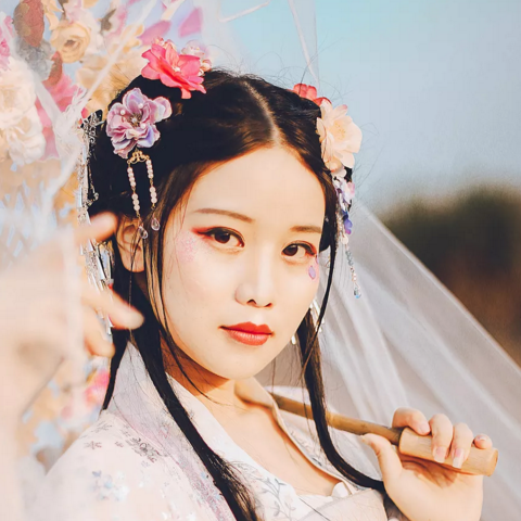 嬌艷帶傘女生頭像，唯美古風真人頭像