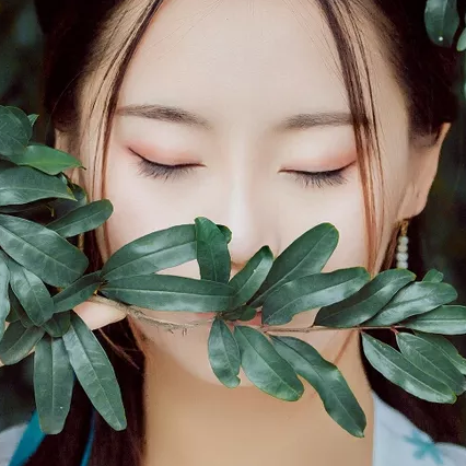 清新帶傘團扇女生頭像，唯美古風真人頭像