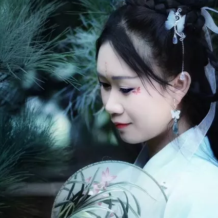 竹林帶團(tuán)扇女生頭像，唯美古風(fēng)真人頭像