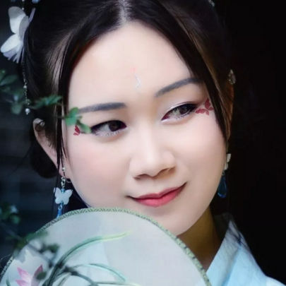 竹林帶團(tuán)扇女生頭像，唯美古風(fēng)真人頭像