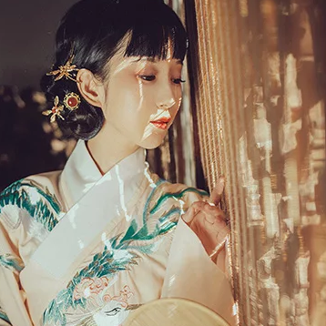 俏皮可愛(ài)帶團(tuán)扇女生頭像，唯美古風(fēng)真人頭像