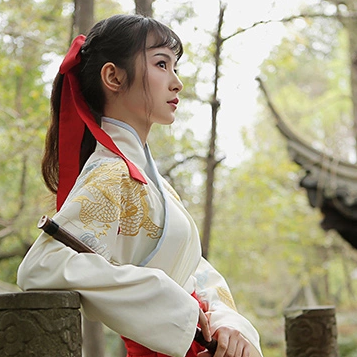 霸氣吹笛女生頭像，唯美古風真人頭像