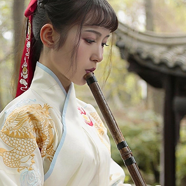 霸氣吹笛女生頭像，唯美古風真人頭像