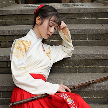 霸氣吹笛女生頭像，唯美古風真人頭像