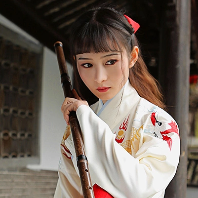 霸氣吹笛女生頭像，唯美古風真人頭像