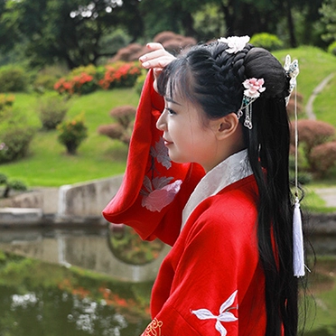 鮮艷紅衣女生頭像，唯美古風(fēng)真人頭像