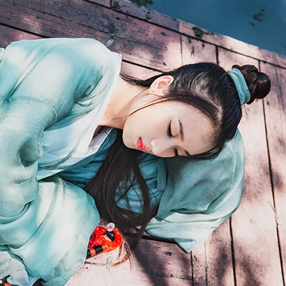 素衣女生喝酒頭像，唯美古風(fēng)真人頭像