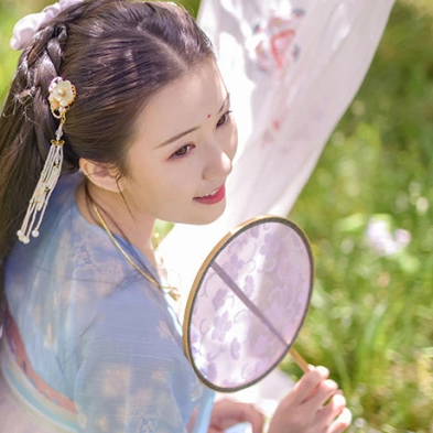 小清新帶團扇女生頭像，唯美古風真人頭像