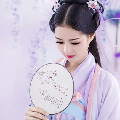 飄逸紫衣帶團扇女生頭像，唯美古風真人頭像