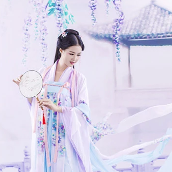 飄逸紫衣帶團扇女生頭像，唯美古風真人頭像