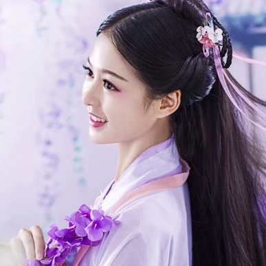 飄逸紫衣帶團扇女生頭像，唯美古風真人頭像