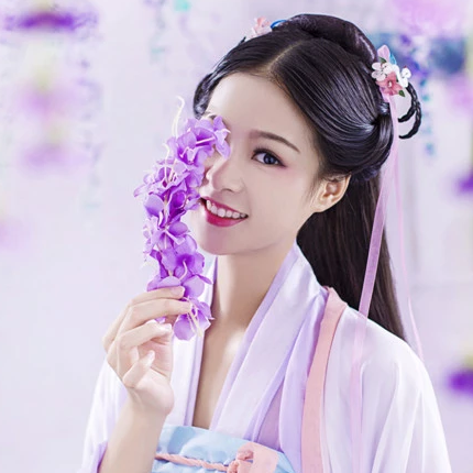 飄逸紫衣帶團扇女生頭像，唯美古風真人頭像