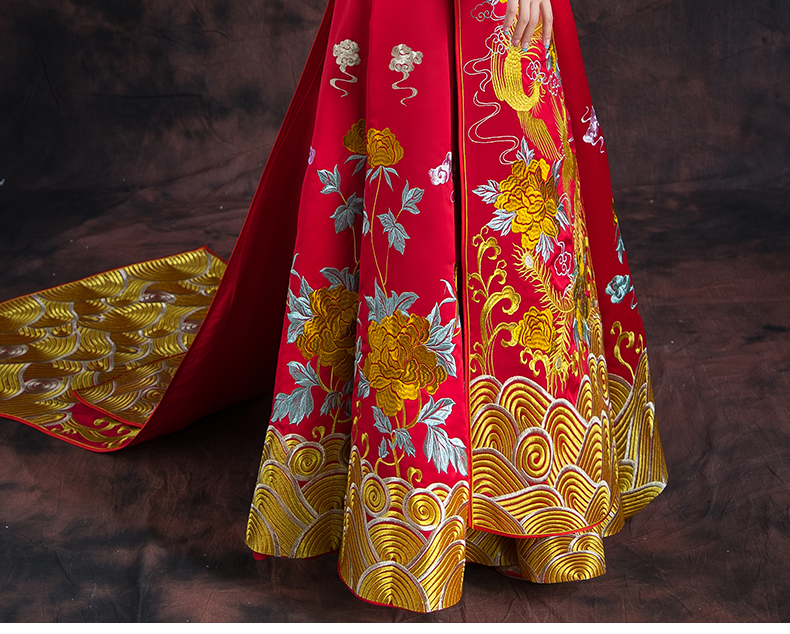 紅色長款拖尾中式禮服，精美刺繡新娘結婚禮服