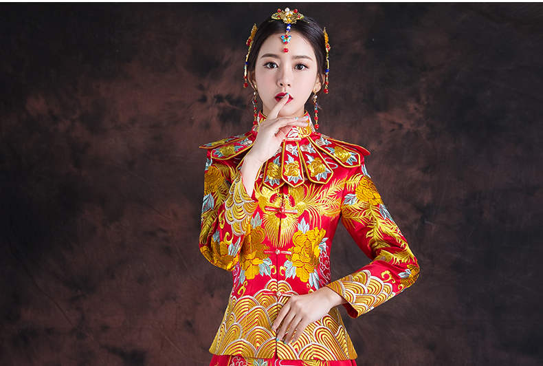 紅色長款拖尾中式禮服，精美刺繡新娘結婚禮服