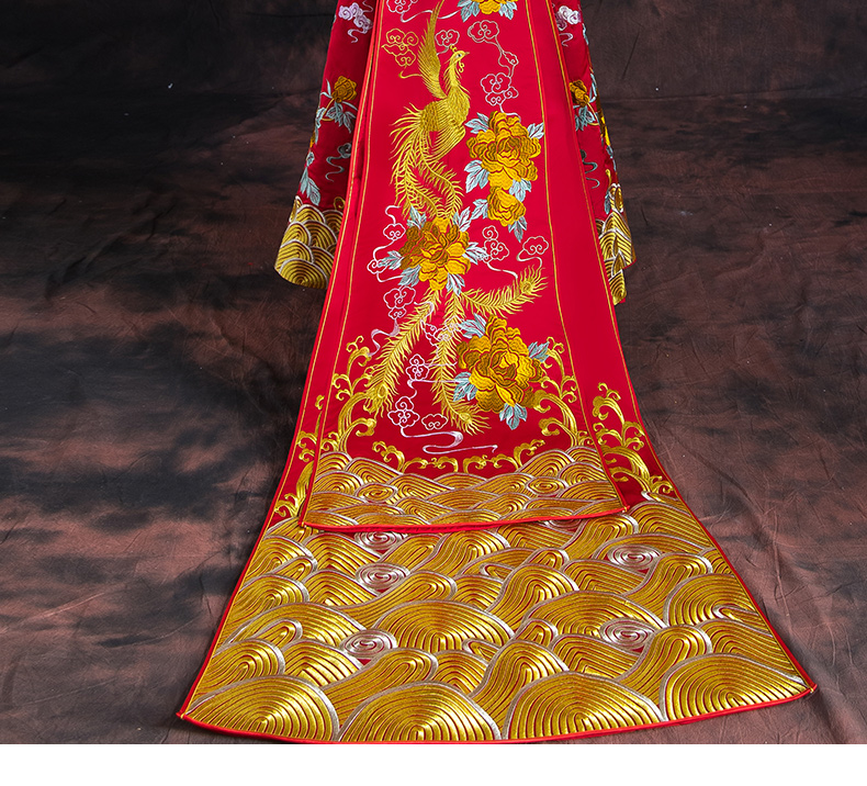 紅色長款拖尾中式禮服，精美刺繡新娘結婚禮服