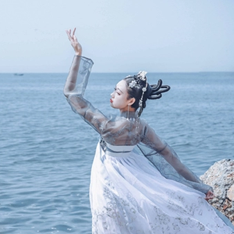 兩組齊胸襦裙?jié)h服女子頭像，唯美古風(fēng)真人頭像