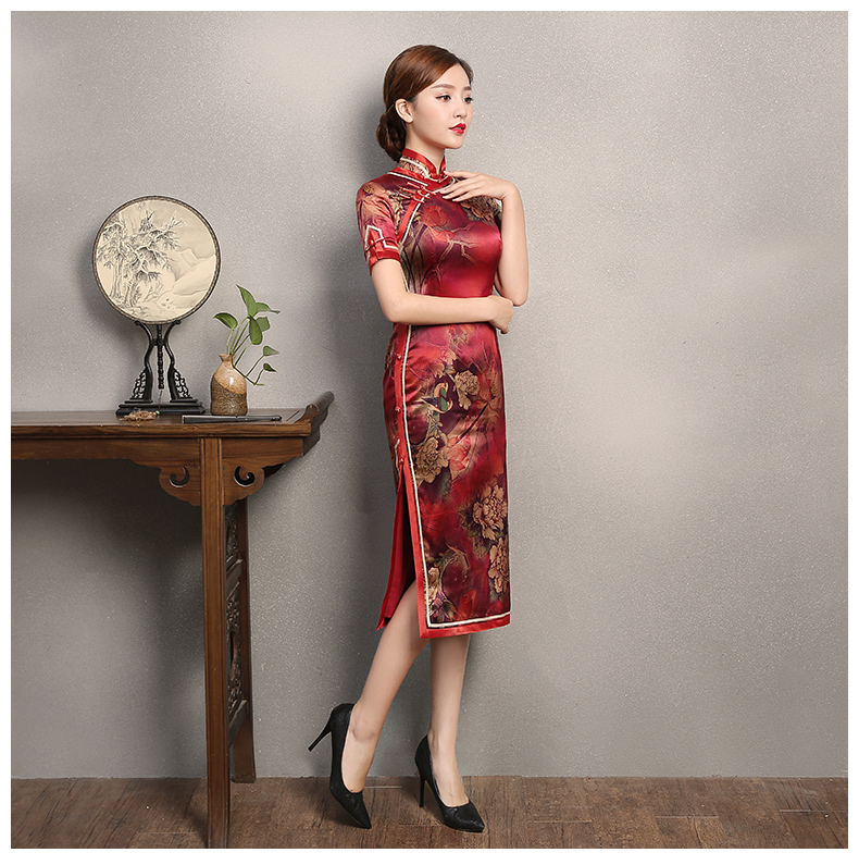 紅色復(fù)古風(fēng)情旗袍，短袖印花旗袍裙