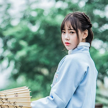 可愛帶團(tuán)扇和傘女生頭像，唯美古風(fēng)真人頭像