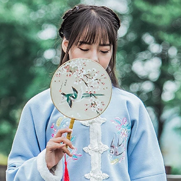 可愛帶團(tuán)扇和傘女生頭像，唯美古風(fēng)真人頭像